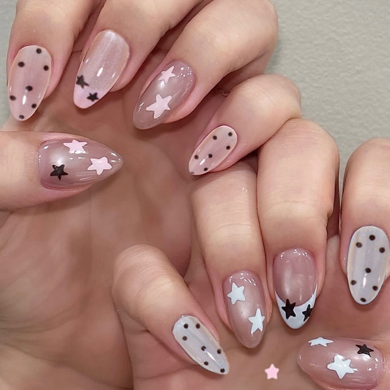 أظافر لوزية وردية فاتحة لامعة  - مراجعة Nail Art Glossy وسعره